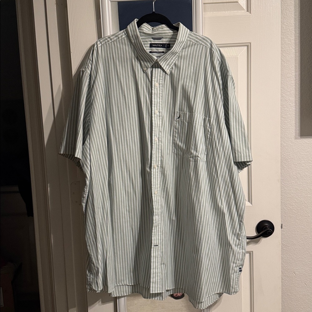 Nautica Big & Tall short-sleeve wrinkle-
resistant button down shirt